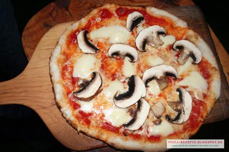 Pizza Funghi frisch aus dem Ofen