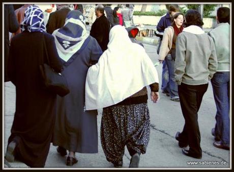 Burka Burka oder Hidschab   Ganzkörperschleier in Deutschland