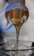 Wie festes Holz zu zähflüssigem Honig wird