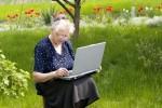 Alte Frau mit Laptop im Garten - Bildrechte Marzanna Syncerz Fotolia.com