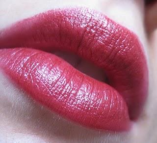 Rote Lippen für Tag und Nacht
