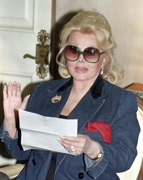 Actress Zsa Zsa Gabor reads a statement at her home in Beverly Hills, California in this November 13, 1992 file photo. Zsa Zsa Gabor, a fixture in Hollywood for six decades, asked that a priest read her the last rites on August 15, 2010, following hospitalization two days earlier due to complications from hip surgery. REUTERS/Fred Prouser/Files (UNITED STATES - Tags: ENTERTAINMENT HEALTH PROFILE)