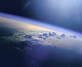 In der Stratosphäre bilden sich kaum Wolken, weil der Gehalt an Wasserdampf zu gering ist. Könnten künstliche Dunstschleier für die nötige Kühlung der Erde sorgen? (Foto von: NASA)