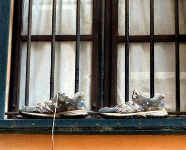 Schuhe am Fenster, gelüftet für den Fensterblick #99