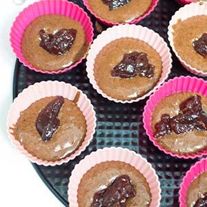Schokoladen-Muffins mit Streuseln und Füllung (vegan)