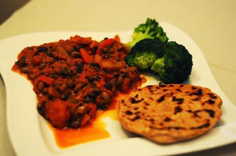 Bohnen-Paprikaeintopf mit Knoblauch-Naan und Brokkoli