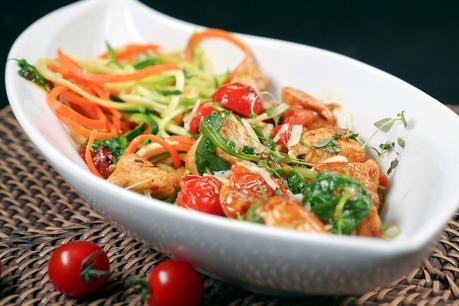 [Low Carb] Zucchinispaghetti mit Rucola, Hähnchen und Kirschtomaten