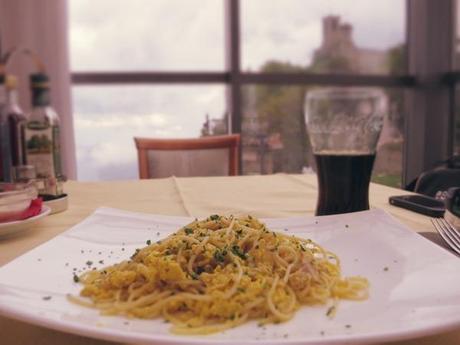 Reiseziel-Juni-Italien-Spaghetti-Carbonara-Coca-Cola-in-San-Marino
