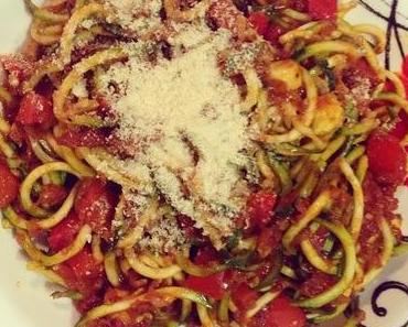 Rezept-Tipp: super gesunde Zucchini-Spaghetti mit Paprika-Tomaten-Sauce
