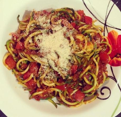 Rezept-Tipp: super gesunde Zucchini-Spaghetti mit Paprika-Tomaten-Sauce