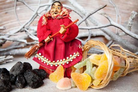 Die Weihnachtshexe Befana mit Süßem und Kohle