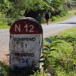 Wegweiser Stein Kilometerangabe Strasse Madagaskar PRIORI Reisen