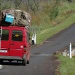 Sammeltaxi beladen auf Straße in Madagaskar. PRIORI Reisen.