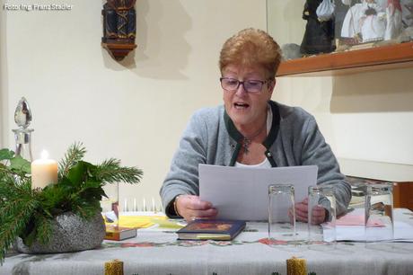 Elfriede Rohringer liest bei der Adventstunde im Heimathaus