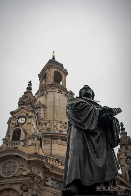 Frauenkirche Dresden mit der Statue von Martin-Luther