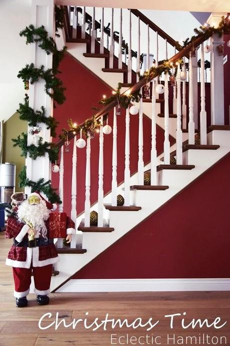 Weihnachten Dekoration Weihnachtsdeko Treppenhaus Santa Claus Weihnachtsmann Staketen Tannengirlande Treppenstufen Keramikkugeln Holzanhänger