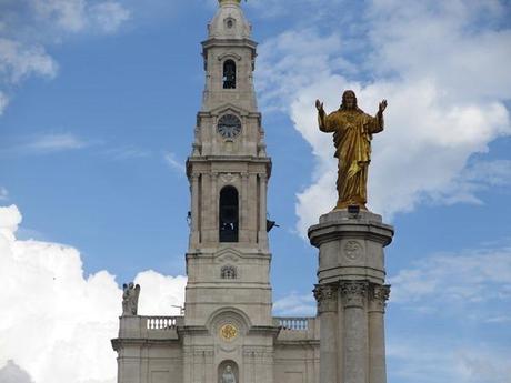 15_Jesus-Statue-vor-Basilica-Antiga-Santuario-de-Fatima-Portugal