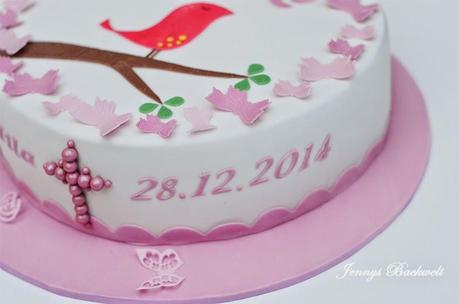 Eine Torte zur Taufe mit Schmetterlingen und Vogel Eine Torte zur Taufe mit Schmetterlingen und Vogel