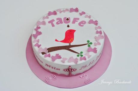 Eine Torte zur Taufe mit Schmetterlingen und Vogel Eine Torte zur Taufe mit Schmetterlingen und Vogel