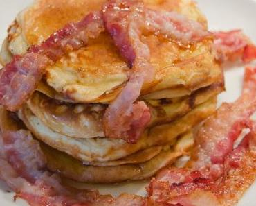 Weihnachtsfrühstück: Kanadische Pancakes mit Speck und Ahornsirup