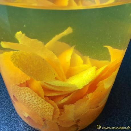 Orangenschalen frisch in reinem Alkohol angesetzt
