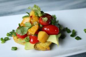 veganer Salat aus Mango, Tomate, und Avocado auf Tofu