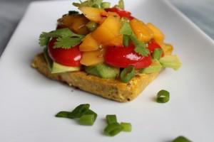 veganer Salat aus Mango, Tomate, und Avocado auf Tofu