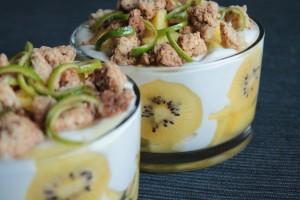 veganes Trifle mit Mango, Kokosjoghurt und Ingwerstreuseln