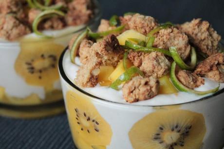 veganes Trifle mit Mango, Kokosjoghurt und Ingwerstreuseln