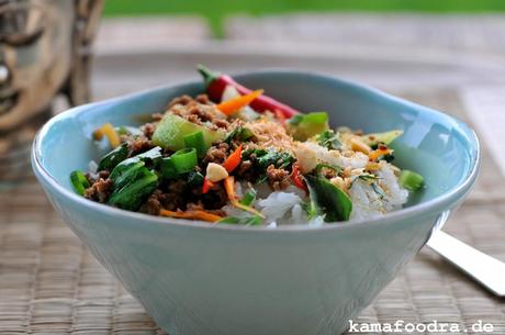 Thai-Basilikum Rinderhack mit Gemüse und geröstetem Kokos-Erdnuss Crunch