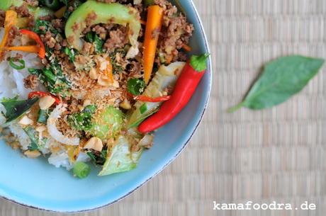 Thai-Basilikum Rinderhack mit Gemüse und geröstetem Kokos-Erdnuss Crunch