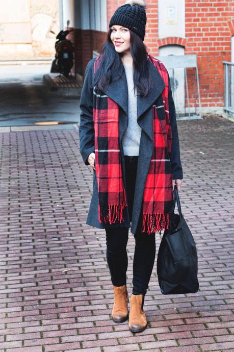 Ich trage ein gemütliches Winter Outfit mit Schal und Mütze. Das Highlight der der karierte Schal von Gina Tricot.