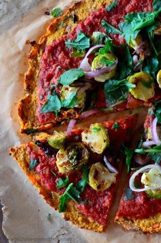 Heißhunger auf Pizza, heute vegan: Rosenkohlpizza mit Süßkartoffelboden