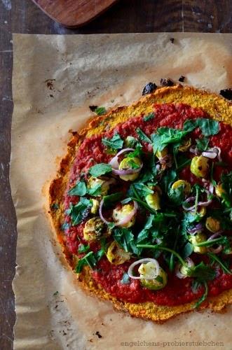 Heißhunger auf Pizza, heute vegan: Rosenkohlpizza mit Süßkartoffelboden