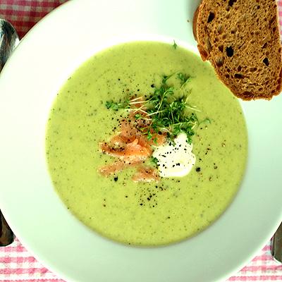 Zucchinicremesuppe mit Räucherlachsstreifen und Kresse