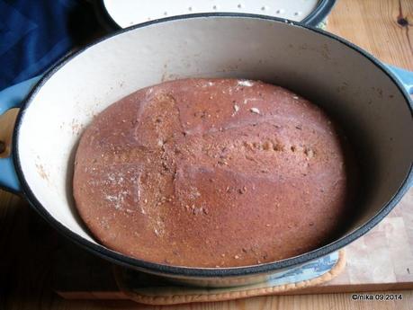 Dinkel-Brot mit Sesam und Leinsamen in der Cocotte gebacken