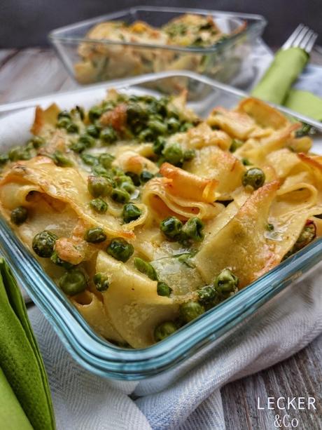 Safran-Nudelauflauf mit Erbsen und Bergkäse Safran-Nudelauflauf mit Erbsen und Bergkäse