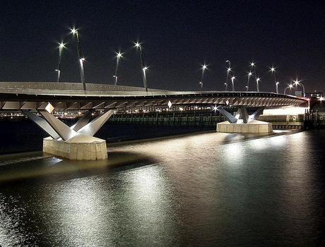Baakenhafenbrücke am Abend