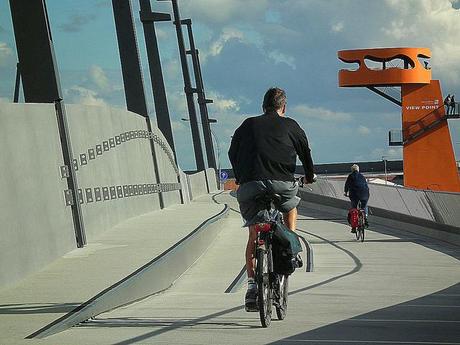 Radfahrer auf der Baakenhafenbrücke