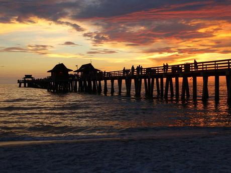 Sonnenuntergang am Naples Pier in Florida