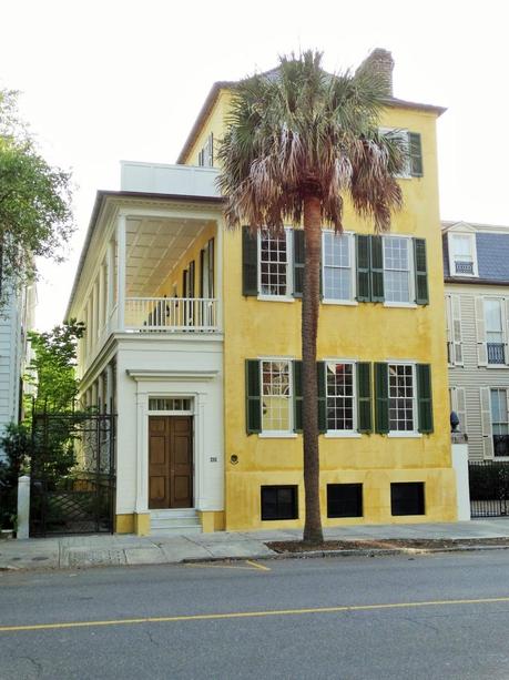 Gelbes Haus mit Palmetto-Palme in der historischen Altstadt Charleston