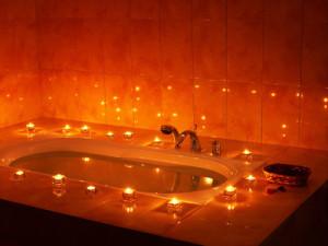 Kerzen sorgen im Badezimmer für die richtige Atmosphäre | SCHÖNESZUHAUSE