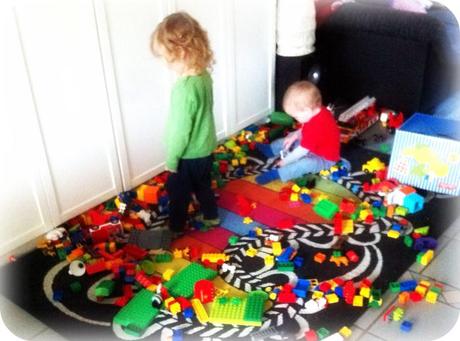 Die kleinen Saboteure im Lego-Chaos ^^