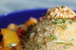 Orangen-Walnuss-Quinoa auf Kichererbsengemüse