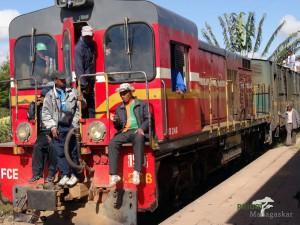 Eisenbahn Zug FCE Madagaskar Fianarantsoa Manakara Dschungelexpress PRIORI Reisen