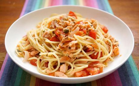 Spaghetti mit geräuchertem Lachs und Kapern
