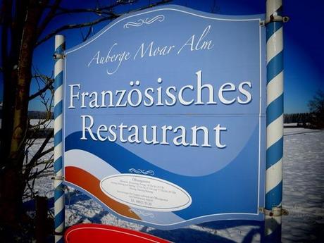 01_Schild-Franzoesisches-Restaurant-Auberge-Moar-Alm-Sachsenkam