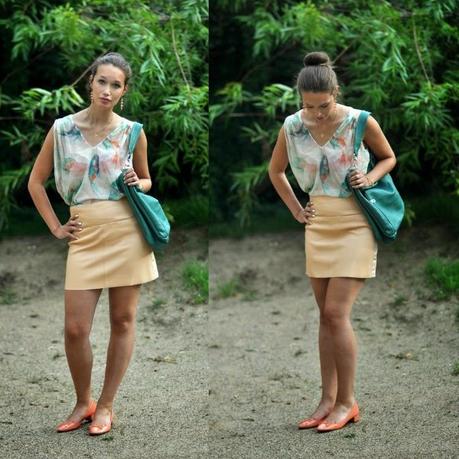 Outfit: Nudefarbener Rock mit Wasserfarben-Print Top