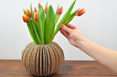 Upcycling-Vase aus Wellpappe