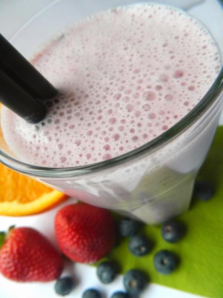 [REZEPT] Joghurt - Milchshake mit Erdbeeren, Orangen und Heidelbeeren